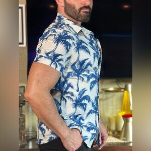 H&M Blue Palm Tree Muscle Fit Short Sleeve Button Up Shirt, Men’s Size Large